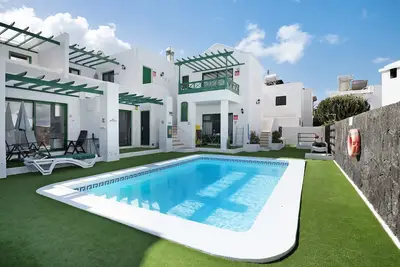 Image de \"Apt 2 Las Palmeras Iii Lanzarote\" avec vue sur la mer et les montagnes et piscine partagée