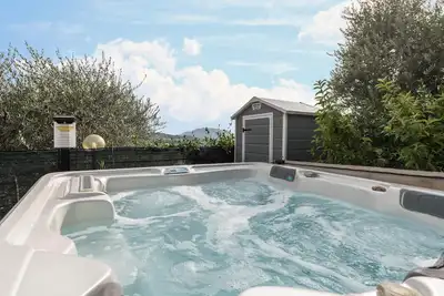 Image de Casa Anna avec vue sur les montagnes, terrasse, bain à remous et Wi-Fi