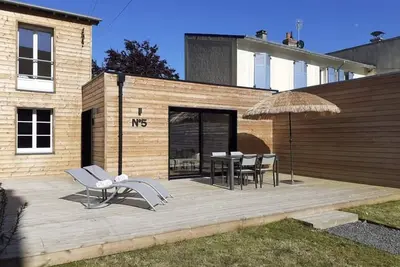 Image de maison au pied des commerces et à 200 mètres de la plage