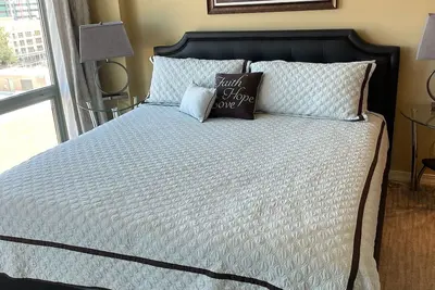 Image de True heart of Downtown Boise all inclusive condo