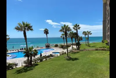 Image de Charming and bright 1 br 1 b condo