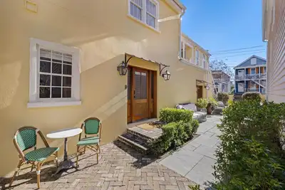 Image de East 42 A & B - Entire Ground Floor, 2 Units