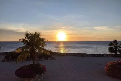 Image de Oceanfront property with gorgeous sunset views