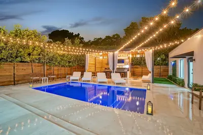 Image de Design District Villa With Pool 10 Min from Sb