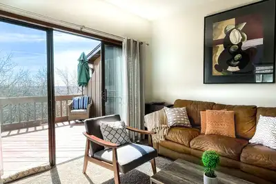 Image de Cozy Retreat • 10 Min to Downtown • Garage + Crib