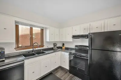 Image de New! Modern Loft 15 Min to Downtown Toledo