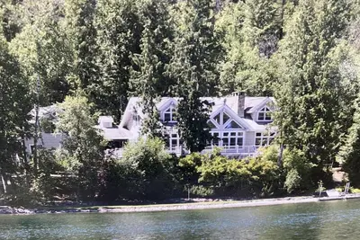 Image de Swan Lake House - 6 Bed 6. 5 Bath - Sleeps 12 - 200 ft On Water Heated Driveway