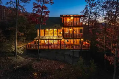 Image de ⛰Smoky Mountain Top View🌲King Suite🌲3 Lvl Deck🌲Hot Tub🌲Fire Pit🌲Pool Table⛰
