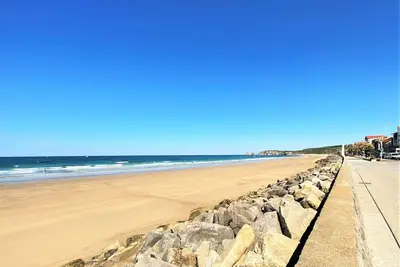 Appartement moderne près de la plage avec balcon et Wi-Fi à Hendaye