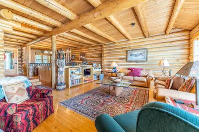Image de Log Home Close to Ski Areas with Golf Course and Mountain Views!
