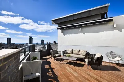 Image de Spacious 2-Br Penthouse near Shenkin Street by HolyGuest