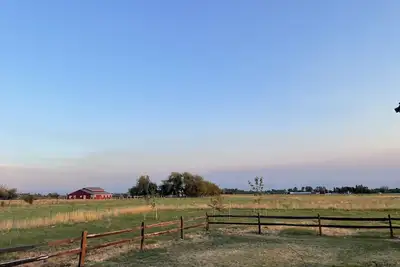 Image de Large Modern Farmhouse -Country living at it's finest!