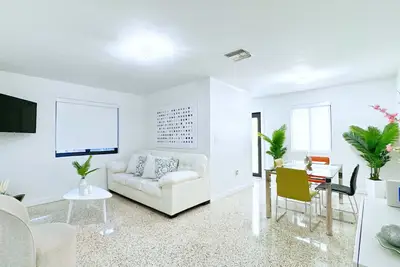 Chic 2/1 Modern Home 5 Minutes From Miami Airport