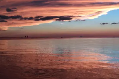 Image de 2nd Floor Upper Lakeside Duplex with a bird`s eye view