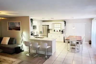 Image de Comfortable home in a privileged area, Just 7 Mi to Disney Parks!