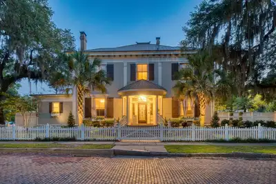 Image de Estill Manor- Luxurious Savannah Estate with Pool & Garden - Sleeps 12!