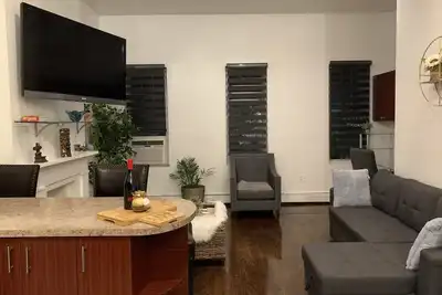 Image de Charming 2 bedroom apartment; full kitchen, living room, bathroom, & work space!