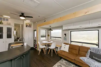 Image de Large Glamper w/ Hot Tub and full bathroom-sleep 6