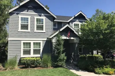 Image de Beautiful house located close to Downtown, River, Lakes & Bachelor Ski Resort