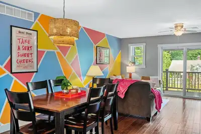 Image de Neon Nest 3br Townhome Near Downtown Beach Wineries