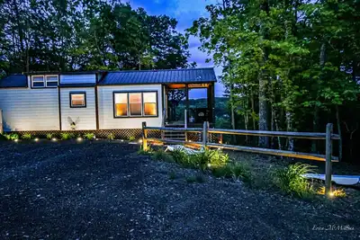 Image de Sweet Creek Retreat-Luxury Tiny Cabin-View-WIFi-Hot tub-Firepit Area-Smart TVs