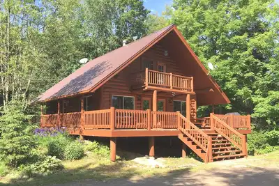 Image de \"L'Autentique\", chalet en bois rond, quatre saisons
