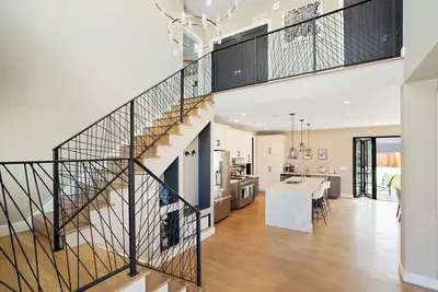 Image de Urban Perfection! Modern Home, 2 Primary BRs, hot tub, boccee, game room, patio.