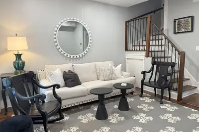 Image de Old Town Alexandria Charm•Sleeps 6•Private Outdoor Area•Walk to King St & Water