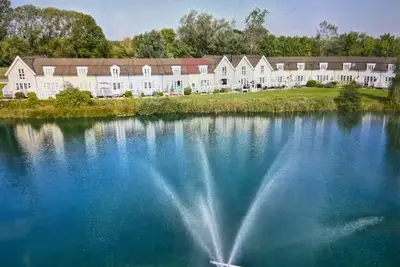 Image de New Hampton style house on Cotswold lake -sleeps 6