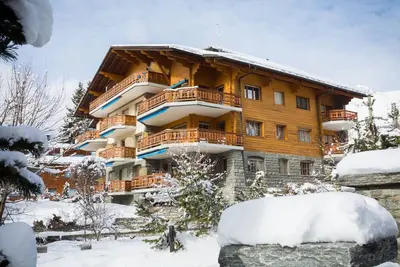 Image de Un séjour, une cuisine avec lave-vaisselle, une machine à café Nespresso et micro-ondes, une chambre