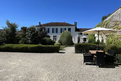 Image de 1854 Chassors-Charente gîte- 4*. -piscine chauffée;  jacuzzi, grands jardins clos