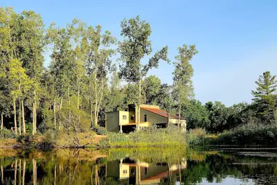 Image de Contemporary home, 4 wooded acres, 200' private lake front, Dock added for 2026!