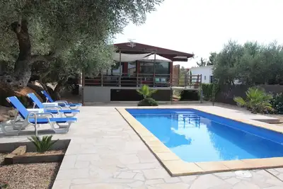 Image de Maison avec piscine sur un terrain entièrement clos