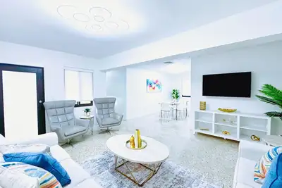 Oasis 2/1 Modern Home With a Private Backyard