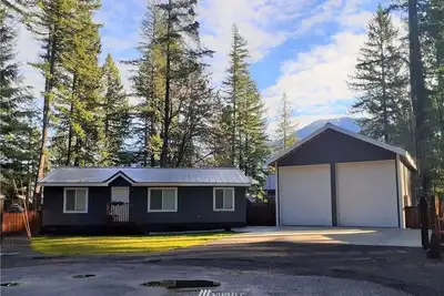 Image de The Lazy B - Modern Cabin Tucked Among the Cedars. Mt. Ranier, White Pass.