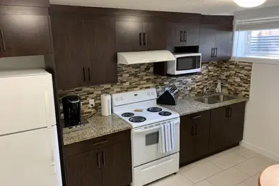 Image de Legal Basement Suite w/ Private Entrance & Laundry