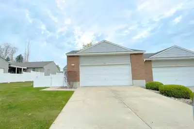 Image de The Hideout-2br/2ba Townhouse near Highland!