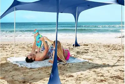Piscine chauffée, fermée, peut accueillir 9 adultes et quai pour bateaux