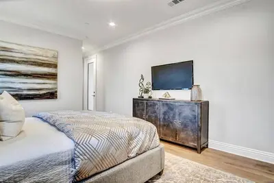 Image de \"Bright New Modern H · Modern Home, Downtown La with plenty of Amenities