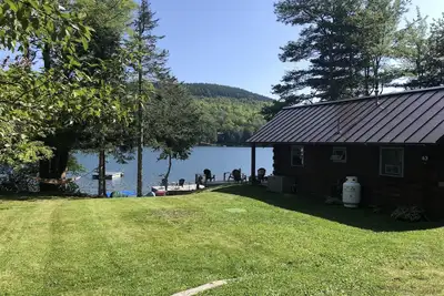 Image de Beautiful cozy Maine log cabin on the water.