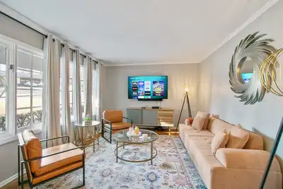 Image de 4br w/ 2 Kitchens, King Suite + Yard • Family & Groups Welcome