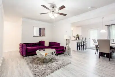 Image de Upscale 3 bedroom townhouse *Free Wifi & Parking*