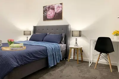 Image de Cosy & comfortable 2 Bdrm budget unit. Unlimited Wifi, free parking & air-con. Near shops & bus stop