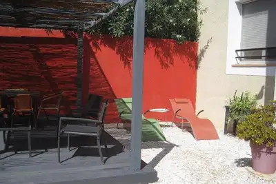 Image de Maison de 2 chambres avec salon/cuisine salle à manger et grand patio extérieur