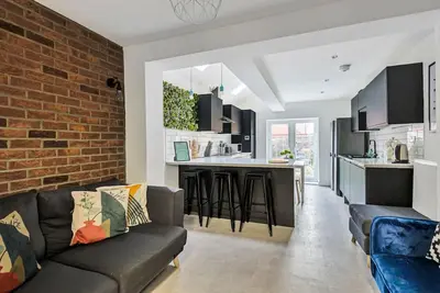 Image de Stylish 5 bedroom 5 bathroom House • Sleeps 10 • Free Parking • Fast WiFi