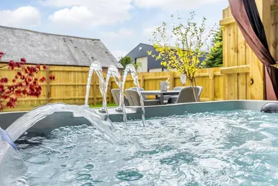 Image de Indulge in elegance at Toppesfield Hall Cottage: Hot Tub, Tennis, Bike Hire, Relaxation Treatments!