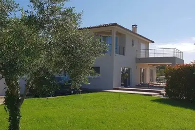 Image de Superbe villa avec piscine privée, plein sud, au calme, idéalement située