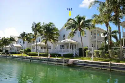 Image de Coral Lagoon Single Family Home 3bed/2. 5bath with 40' Boat Slip w/ Power + Water