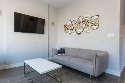 Image de ❤️ Modern 2br Apt Right next to Wrigley Field & Transit