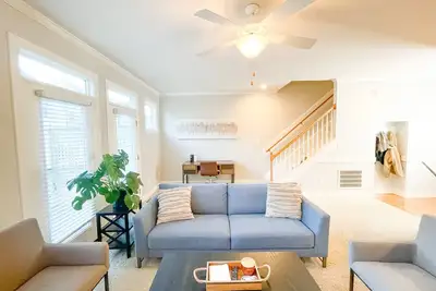 Image de Modern, Bright, Spacious 4 Bed3. 5 Ba Luxury Home Walking Distance Dt Apex